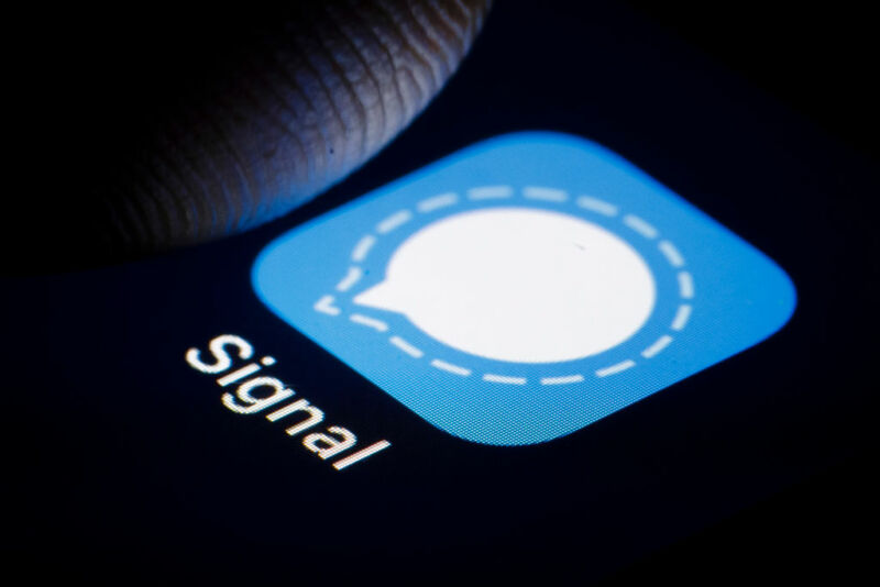 Signal app on a phone.