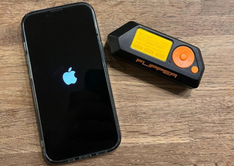 A fully updated iPhone (left) after being force crashed by a Flipper Zero (right).