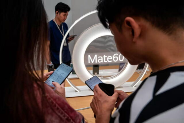People try out the new Mate 60 smartphone at Huawei’s flagship store in Beijing. 